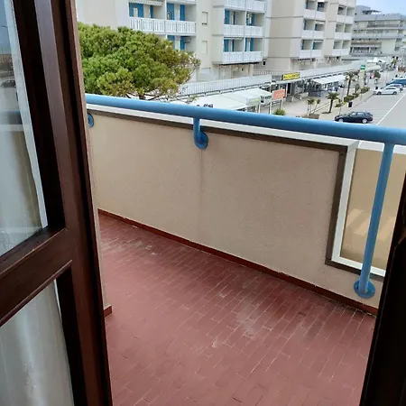 شقة Modern Flat For Four Guests With Side Sea View *