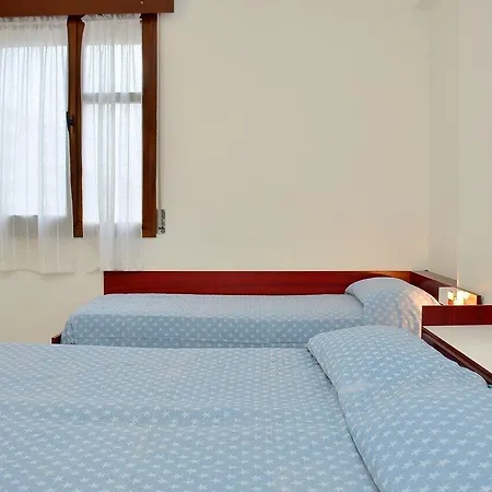 Modern Flat For Four Guests With Side Sea View 아파트
